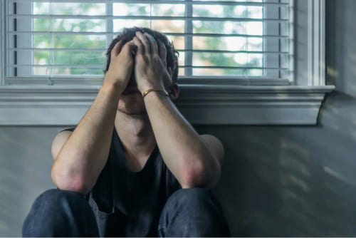 Мужчина у окна
